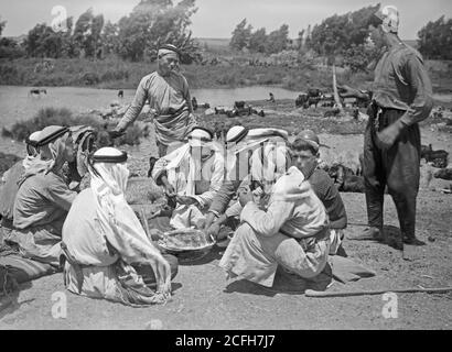 Didascalia originale: Agricoltura ecc. Scene del Pastore. I pastori 'pooling' il loro pasto di Noonday. Alla copiosa sorgente di Ras el Ein - posizione: CA. 1920 Foto Stock