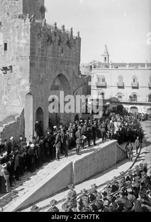 Storia del Medio Oriente - entrata del Marshall di campo Allenby Gerusalemme 11 dicembre 1917. Borton Pasha leggere la proclamazione in inglese Foto Stock