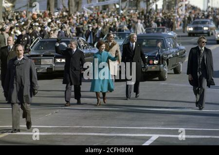 Il presidente Jimmy carter e Rosalynn carter camminano lungo Pennsylvania Avenue durante l'inaugurazione. CA. 20 gennaio 1977 Foto Stock