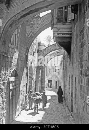 Didascalia originale: Stazioni della Croce e del Rosario - posizione: Gerusalemme ca. 1898-1946 Foto Stock