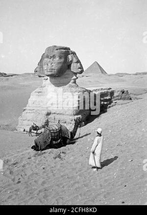 Didascalia originale: Viste egizie; le piramidi di Gizeh. La Sfinge - Località: Egitto--Jizah ca. 1900 Foto Stock