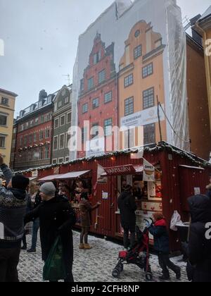 Svezia, Stoccolma - dicembre 23 2018: Il mercato di natale tradizionale su Stortorget nella città vecchia il 23 2018 dicembre a Stoccolma, Svezia. Foto Stock