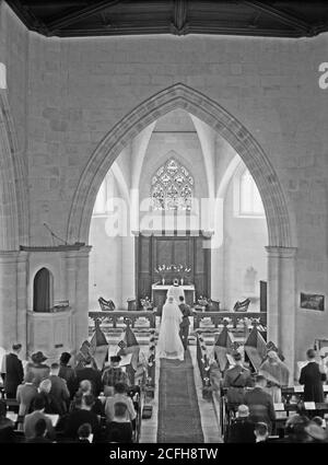 Didascalia originale: Cerimonia nuziale in chiesa Dawkins Anderson Wedding - Ubicazione: CA. 1944 Foto Stock