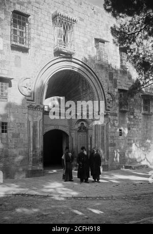 Didascalia originale: Ingresso al Convento Armeno Gerusalemme - posizione: Gerusalemme ca. 1898-1946 Foto Stock