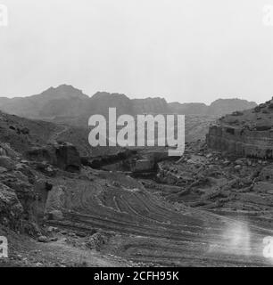 Didascalia originale: Petra dall'alto - posizione: Petra Jordan ca. 1925 Foto Stock