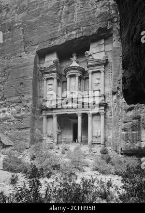 Didascalia originale: Petra. Khazne - Località: Petra Jordan ca. 1940-1946 Foto Stock