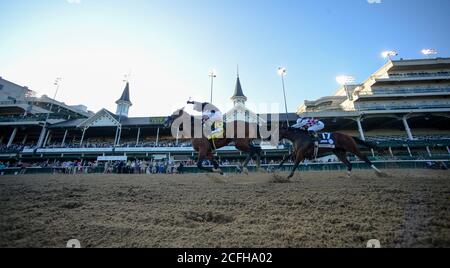 Louisville, Kentucky, Stati Uniti . Louisville, Kentucky, Stati Uniti. 5 Settembre 2020. 5 settembre 2020: Authentic, n. 18, guidato dal fantino John Valezquez, vince la 146a corsa del Kentucky Derby. Le gare sono in corso senza tifosi a causa della pandemia del coronavirus che ha afferrato il mondo e la nazione per gran parte dell'anno, con solo personale essenziale, media e collegamenti di proprietà autorizzati a partecipare a Churchill Downs a Louisville, Kentucky. Scott Serio/Eclipse Sportswire/CSM/Alamy Live News Credit: CAL Sport Media/Alamy Live News Foto Stock