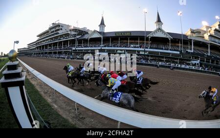 Louisville, Kentucky, Stati Uniti . Louisville, Kentucky, Stati Uniti. 5 Settembre 2020. 5 settembre 2020: Authentic, n. 18, guidato dal fantino John Valezquez, vince la 146a corsa del Kentucky Derby. Le gare sono in corso senza tifosi a causa della pandemia del coronavirus che ha afferrato il mondo e la nazione per gran parte dell'anno, con solo personale essenziale, media e collegamenti di proprietà autorizzati a partecipare a Churchill Downs a Louisville, Kentucky. Scott Serio/Eclipse Sportswire/CSM/Alamy Live News Credit: CAL Sport Media/Alamy Live News Foto Stock