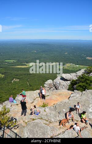 Gli escursionisti si riposano e si ammira la vista della valle circostante in cima a Moore's Knob all'Hanging Rock state Park, nella Carolina del Nord. Foto Stock