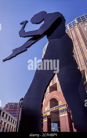 Seattle, Washington USA, scultura uomo martellante, Seattle Art Museum, Donald Borofsky Sculptor Foto Stock