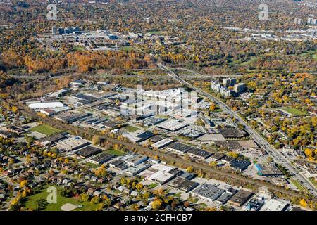 Una vista aerea della zona industriale di Railside vicino a Lawrence e DVP, Toronto, Ontario Foto Stock