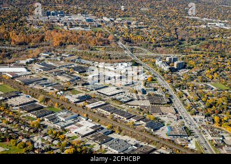 Una vista aerea della zona industriale di Railside vicino a Lawrence e DVP, Toronto, Ontario Foto Stock