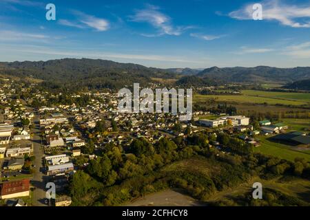 Aereo di piccola città Myrtle Point nel sud dell'Oregon e. campi verdi Foto Stock