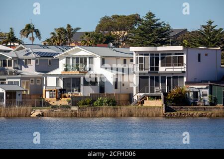 Sydney Waterfront case sul lago Narrabeen in Sydneys nord, New South Galles, Australia Foto Stock