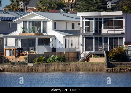 Sydney Waterfront case sul lago Narrabeen in Sydneys nord, New South Galles, Australia Foto Stock