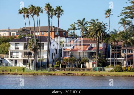 Sydney Waterfront case sul lago Narrabeen in Sydneys nord, New South Galles, Australia Foto Stock