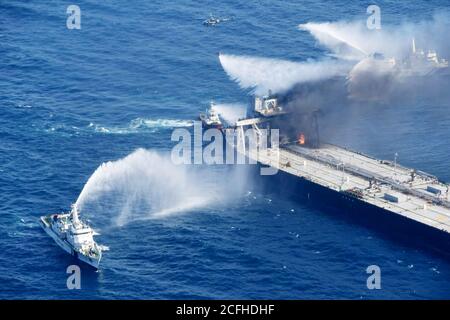 (200906) -- PECHINO, 6 settembre 2020 (Xinhua) -- i battelli a fuoco spengono il fuoco di una petroliera nei mari al largo della costa orientale dello Sri Lanka, il 5 settembre 2020. La petroliera in difficoltà MT New Diamond, che ha preso fuoco nei mari al largo della costa orientale dello Sri Lanka giovedì, è stata trainata a 40 miglia nautiche di distanza dalla costa e l'incendio è sotto controllo, la marina dello Sri Lanka ha detto qui Sabato. (Mezzi di comunicazione/consegna dell'aeronautica dello Sri Lanka via Xinhua) Foto Stock