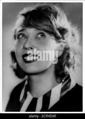 1930 ca, PARIGI, FRANCIA: La celebre cantante e ballerina parigina della Belle Epoque MISTINGUETT (nata Jeanne-Marie Bourgeois 1875-1956), ballerina di PARIGI-MISS. Foto di un fotografo sconosciuto. - CABARET - VAUDEVILLE - BALLERINA - BALLERINA - cantante - TEATRO - TEATRO - DIVA - DIVINA - cappello - sorriso - sorriso --- Archivio GBB Foto Stock