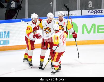 Riga, Lettonia. 5 Settembre 2020. I giocatori di Helsinki Jokerit festeggiano durante la partita di hockey su ghiaccio della Kontinental Hockey League (KHL) del 2020-2021 tra riga Dinamo e Helsinki Jokerit a riga, Lettonia, 5 settembre 2020. Credit: Edijs Palens/Xinhua/Alamy Live News Foto Stock