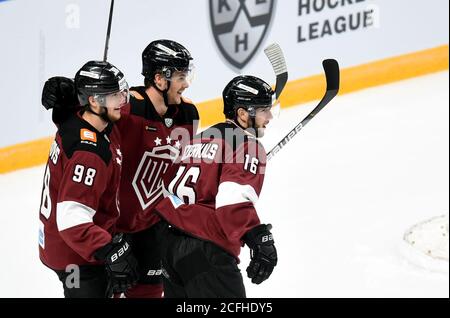 Riga, Lettonia. 5 Settembre 2020. I giocatori di riga Dinamo festeggiano durante la partita di hockey su ghiaccio della Kontinental Hockey League (KHL) del 2020-2021 tra riga Dinamo e Helsinki Jokerit a riga, Lettonia, 5 settembre 2020. Credit: Edijs Palens/Xinhua/Alamy Live News Foto Stock