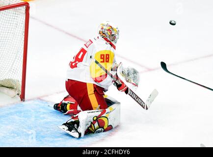 Riga, Lettonia. 5 Settembre 2020. Il portiere di Helsinki Jokerit Janis Karnins cerca di risparmiare durante la partita di hockey su ghiaccio della Kontinental Hockey League (KHL) del 2020-2021 tra riga Dinamo e Helsinki Jokerit a riga, Lettonia, 5 settembre 2020. Credit: Edijs Palens/Xinhua/Alamy Live News Foto Stock