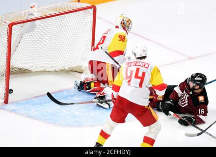 Riga, Lettonia. 5 Settembre 2020. Il portiere di Helsinki Jokerit Janis Karnins (L) perde il gol durante la partita di hockey su ghiaccio della Kontinental Hockey League (KHL) 2020-2021 tra riga Dinamo e Helsinki Jokerit a riga, Lettonia, 5 settembre 2020. Credit: Edijs Palens/Xinhua/Alamy Live News Foto Stock