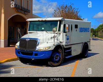 Brinks Carrello blindato raccoglie e distribuisce denaro contante per banche e imprese Foto Stock