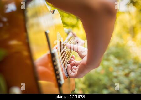 Close up man mano a suonare la chitarra. Foto Stock