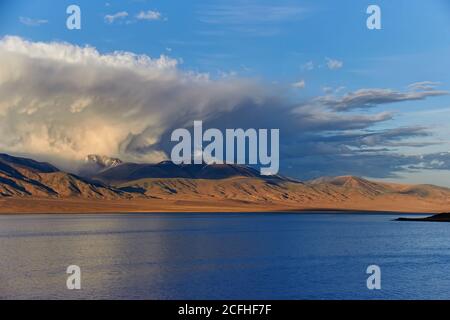 Nuvole e ombre sulle montagne serali. Mongolia Occidentale, Lago di Tolbo Nuur. Foto Stock