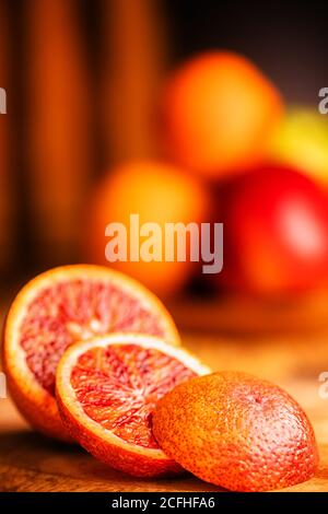 Arance sanguinose sulla tavola di legno Foto Stock