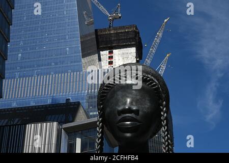 A view of the Simone Leigh's sculpture Brick House, which will remain on view through Spring of 2021, along the newly extended open section of The High Line Park, New York, NY, September 5, 2020. The High Line Park expanded park access to 30th Street after recently reopening to visitors with several restrictions including signing up for a window of time spaced at 15minutes, entrance only through Gansevoort Street, traveling only on a one-way path with social distancing markers and exiting at 23rd Street. (Anthony Behar/Sipa USA) Foto Stock