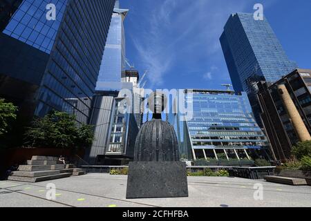 A view of the Simone Leigh's sculpture Brick House, which will remain on view through Spring of 2021, along the newly extended open section of The High Line Park, New York, NY, September 5, 2020. The High Line Park expanded park access to 30th Street after recently reopening to visitors with several restrictions including signing up for a window of time spaced at 15minutes, entrance only through Gansevoort Street, traveling only on a one-way path with social distancing markers and exiting at 23rd Street. (Anthony Behar/Sipa USA) Foto Stock