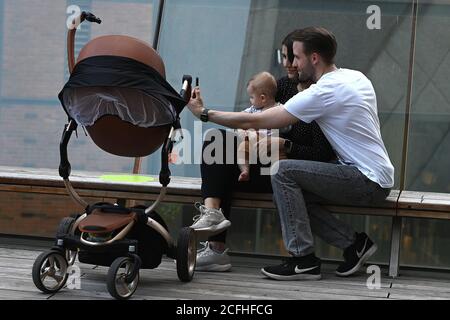 New York City, USA. 05th Sep, 2020. A couple take a selfie with their infant at The High Line Park on the newly opened section, New York, NY, September 5, 2020. The High Line Park expanded park access to 30th Street after recently reopening to visitors with several restrictions including signing up for a window of time spaced at 15minutes, entrance only through Gansevoort Street, traveling only on a one-way path with social distancing markers and exiting at 23rd Street. (Anthony Behar/Sipa USA) Credit: Sipa USA/Alamy Live News Foto Stock