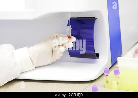 moderno laboratorio di lavoro per l'indagine medica Foto Stock