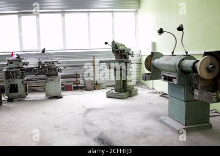 locale industriale sporco con macchine utensili di grandi dimensioni Foto Stock