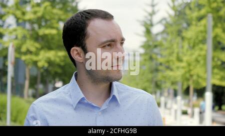Uomo che lavora in ufficio che cammina verso la fotocamera. Foto Stock