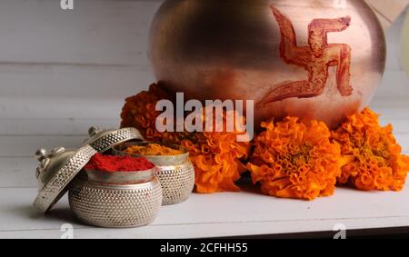 kalash di rame con noce di cocco e foglie di mango con haldi kumkum e decorazione floreale. essenziale in puja indù. Foto Stock