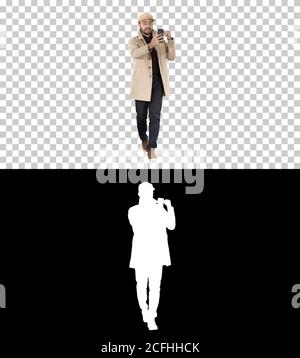Autunno stile uomo registrazione video blog Walking, canale Alpha Foto Stock