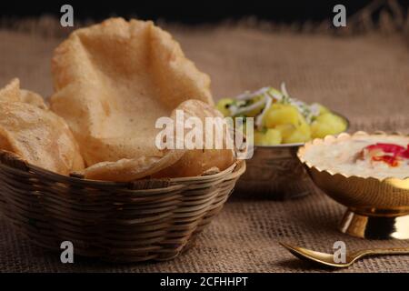 Puri/Bhaji e kheer - ricetta indiana semi secca di patata speziata conosciuta anche come Batata o Aloo ki Sabji, servita con Poori e khir fritti Foto Stock