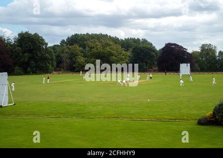 Wiseton Cricket Club, giocando nel loro campo da cricket villaggio in estate Foto Stock