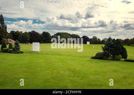 Wiseton Cricket Club, giocando nel loro campo da cricket villaggio in estate Foto Stock