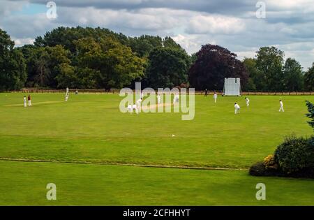 Wiseton Cricket Club, giocando nel loro campo da cricket villaggio in estate Foto Stock