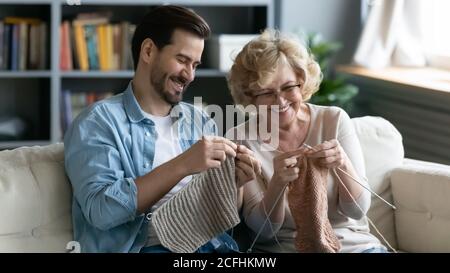 Felice madre e figlio maturo che si uniscono, godendo del tempo libero Foto Stock