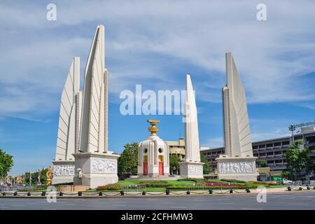 Il Monumento della democrazia nel mezzo di Ratchadamnoen Klang (viale) a Bangkok, Thailandia