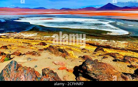 Bellissimo lago rosso Laguna Colorada, Bolivia. Paesaggio paesaggistico surreale impressionante Laguna, Altiplano, Riserva Eduardo Avaroa. Pianura desertica ad alta quota Foto Stock