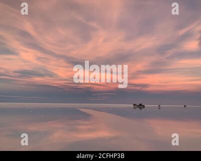 Romantico tramonto rosa cielo nuvole riflessione nel lago salato Warer, meraviglioso crepuscolo rosa per romanticismo. Foto Stock