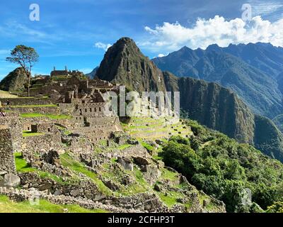 Machu Picchu è città della civiltà Inca, che si trova in Ande nel territorio del Perù, sopra la valle di Urubamba. Monte Huayna Picchu. Grande punto di riferimento. Foto Stock