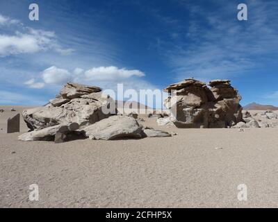 Formazione rocciosa surreale nel deserto Salar de Uyuni Bolivia. Foto Stock