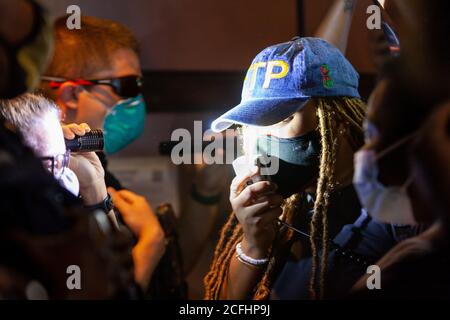 Washington, DC, USA, 5 settembre 2020. Nella foto: Un poliziotto metropolitano (DC) illumina di luce la faccia di un protettore a meno di un piede di distanza, cercando palesemente di abusare del suo diritto alla libertà di parola, mentre il protettore esprime rabbia per l'uccisione di Deon Kay attraverso il megafono alla 7 ° stazione di polizia di distretto. Deon Kay era un adolescente ucciso dalla polizia metropolitana (DC) all'inizio della settimana. L'uccisione è controversa perché la polizia ha rilasciato resoconti contraddittori dell'uccisione. Credito: Allison C Bailey/Alamy Foto Stock