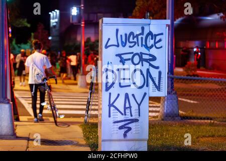 Washington, DC, USA, 5 settembre 2020. Nella foto: Graffiti su una cassetta di sicurezza all'incrocio tra Alabama Avenue e James M. McGee Jr Street, proprio di fronte alla strada dalla stazione metropolitana (DC) 7th District di polizia durante la marcia per la giustizia per Deon Kay. Deon Kay era un adolescente ucciso dalla polizia metropolitana (DC) all'inizio della settimana. L'uccisione è controversa perché la polizia ha rilasciato resoconti contraddittori dell'uccisione. Credito: Allison C Bailey/Alamy Foto Stock